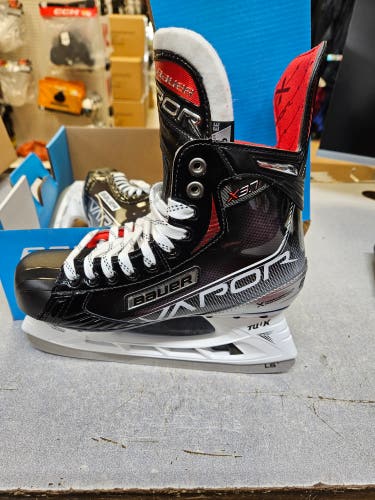 New Intermediate Bauer Vapor X3.7 Hockey Skates Wide Width Size 6