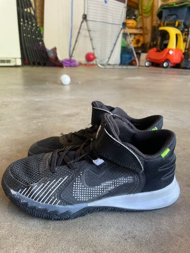 Nike Kyrie Irving basketball shoes ( 2 kids )