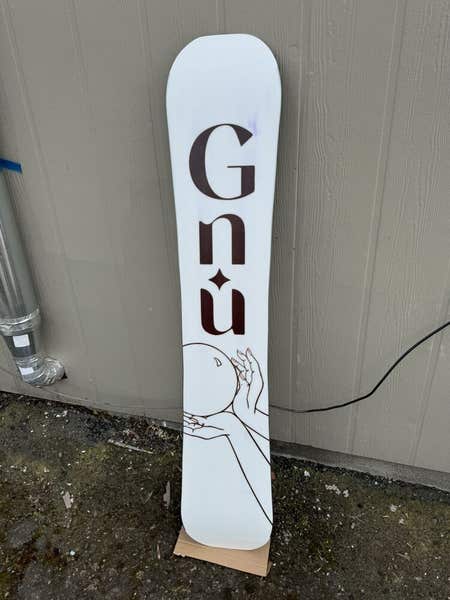 GNU Women's Gloss 148 Snowboard 2024 Snowboards New | SidelineSwap