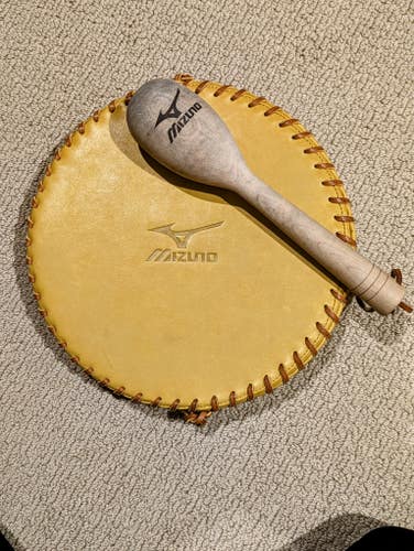 Like new Mizuno Pounding Pad for Gloves