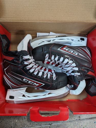 New Junior CCM Regular Width  Size 3.5 JetSpeed FT470 Hockey Skates
