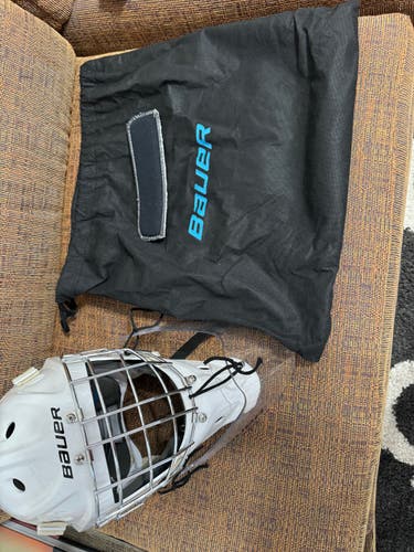 LIKE NEW Senior Bauer 930 Goalie Mask Size M-L w Throat Protector.