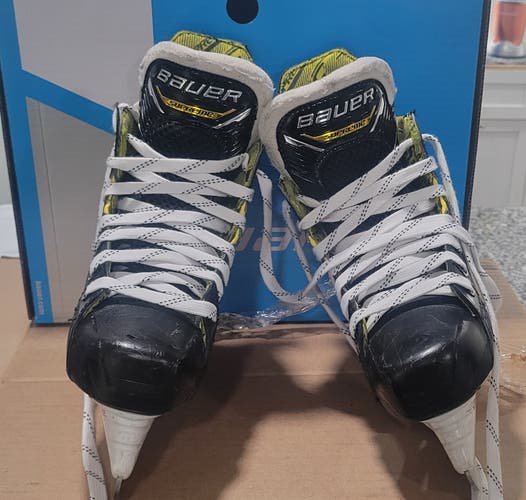 Used Junior Bauer Supreme M4 Hockey Skates Regular Width Size 2.5