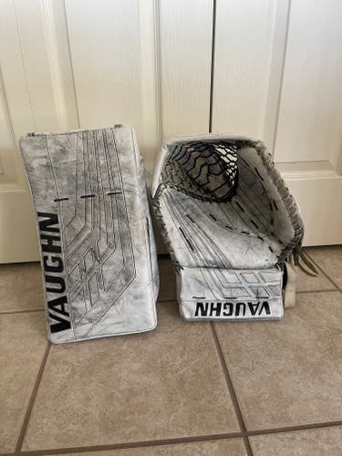 Used Vaughn VE8 Pro Carbon Regular Glove/Blocker Set