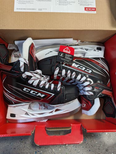 New Intermediate CCM Regular Width  Size 4 JetSpeed FT480 Hockey Skates