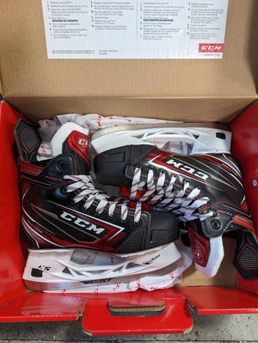 New Intermediate CCM  Size 4.5 JetSpeed FT480 Hockey Skates