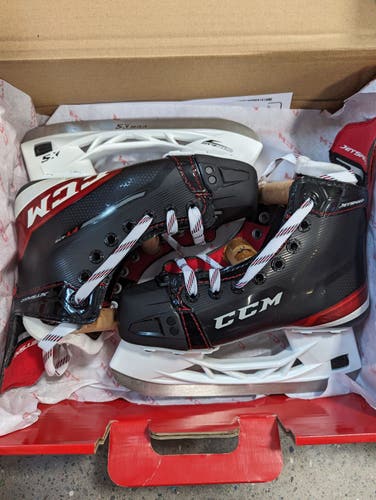 New Junior CCM Regular Width  Size 2 JetSpeed FT475 Hockey Skates