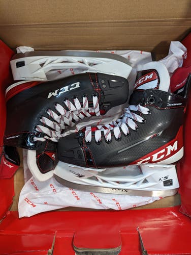 New Junior CCM Regular Width  Size 3 JetSpeed FT475 Hockey Skates