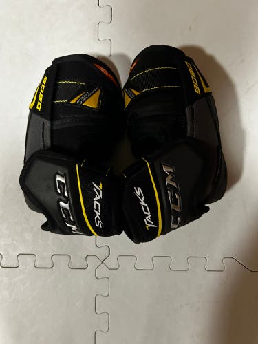 New Senior CCM  Tacks 9080 Elbow Pads