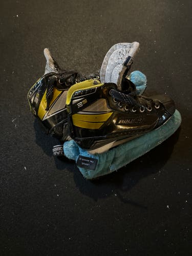 Used Intermediate Bauer Regular Width Size 5.5 Supreme 3S Hockey Goalie Skates