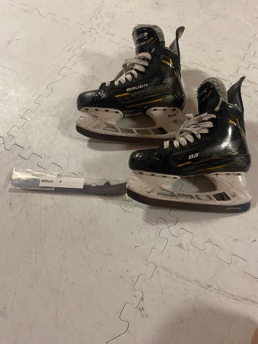 Used Intermediate Bauer   6.5 Supreme M5 Pro Hockey Skates