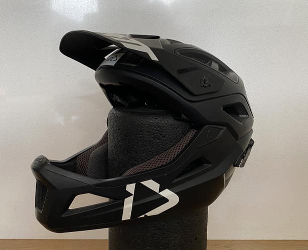 Used Leatt DBX 3.0 Enduro helmet Medium Matte Black - READ