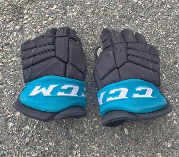 Kelowna Rockets CCM Hockey gloves