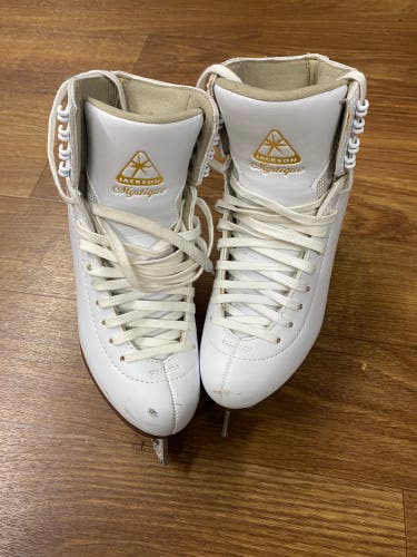 Lightly Used Jackson Mystique Figure skates