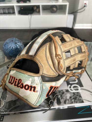 NOV 2021 Glove Of The Month Wilson A2000 Outfield Glove (12.5)