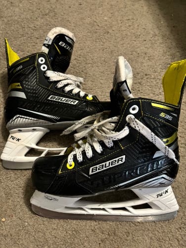 Used Junior Bauer Regular Width Size 3 Supreme S35 Hockey Skates