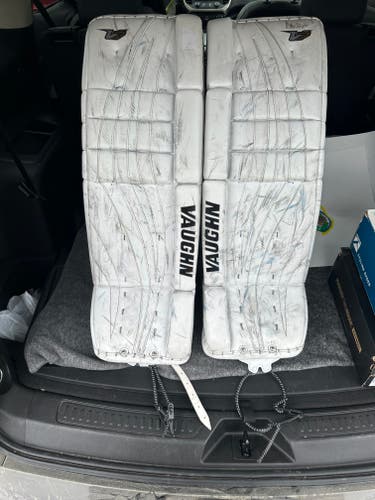 Used 31" Vaughn Velocity V7 Goalie Leg Pads