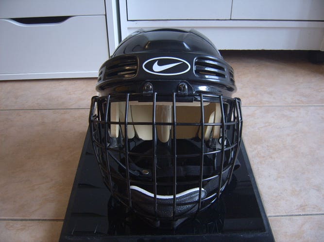 Great condition Nike HH0004 Senior Hockey Helmet Black sz Large