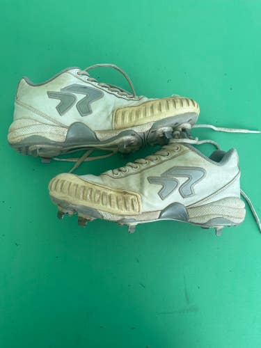 White Used Size 8.0 Women's Ringor Low Top Pitching Metal Cleats
