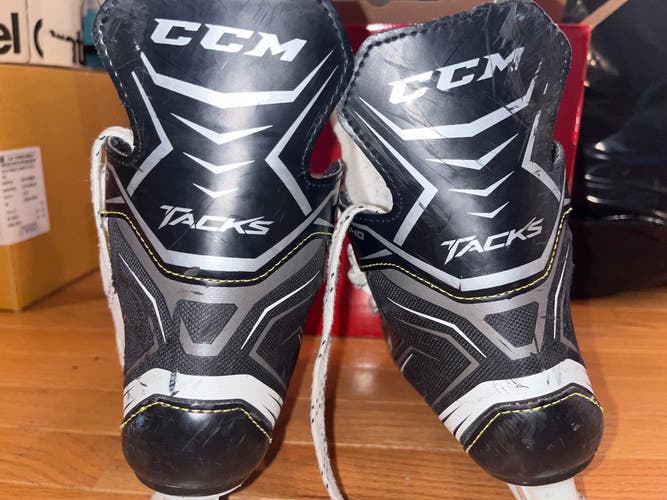 Used Junior CCM Tacks 9040 Hockey Skates Regular Width Size 5