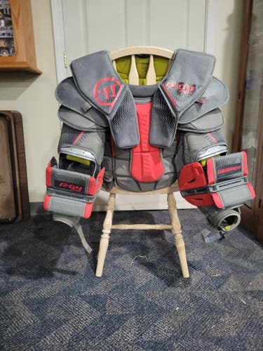 Used Small Senior Warrior R/G4 PRO goalie chester protector