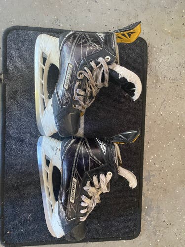 Used Intermediate Bauer Regular Width   Size 5.5 Supreme Hockey Skates