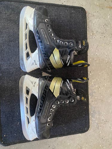 Used Intermediate Bauer Regular Width   Size 4 Supreme Hockey Skates