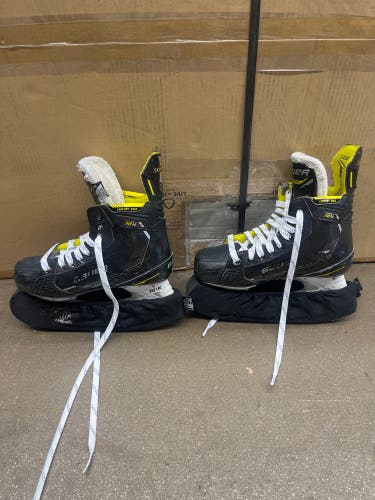 Used Intermediate Bauer Regular Width  Size 5 Supreme M4 Hockey Skates