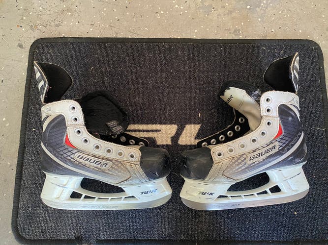 Used Junior Bauer Regular Width  Size 1 Vapor X Hockey Skates