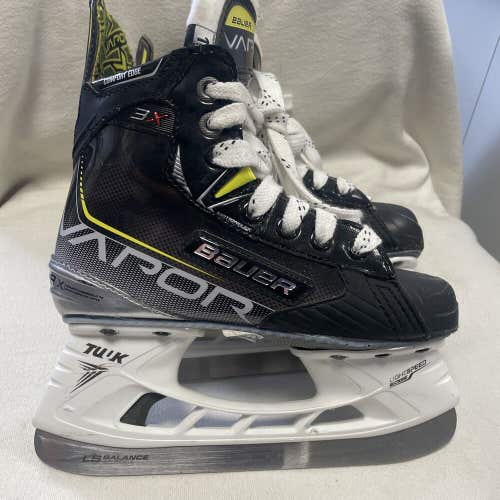 Junior size 1 Bauer vapor 3X ice hockey skates