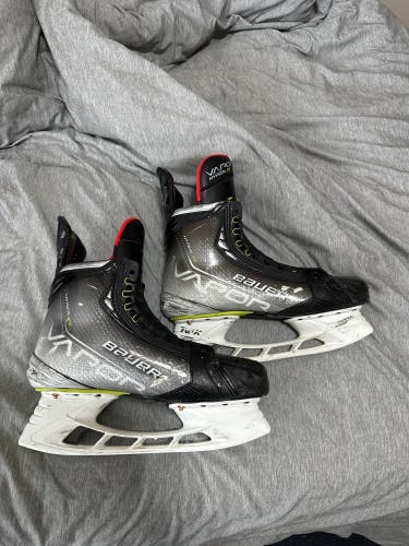 Used Bauer 9.5 Vapor Hyperlite Hockey Skates