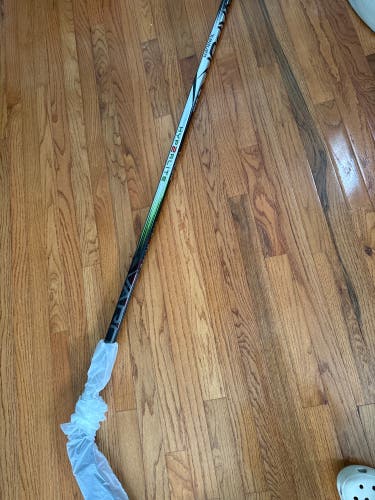 New Bauer Right Handed Vapor Hyperlite 2 Hockey Stick