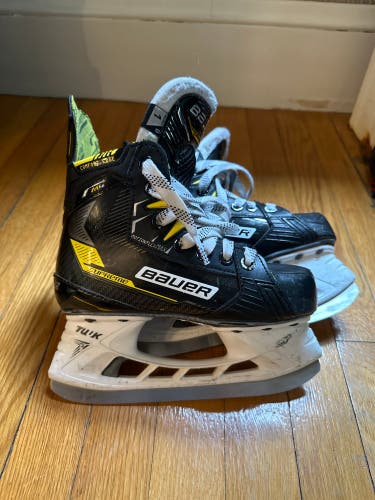 Used Junior Bauer Extra Wide Width  Size 1 Supreme M4 Hockey Skates