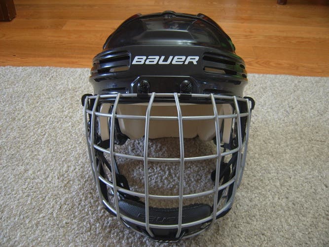 Hockey Helmet-Almost New Bauer BHH4500 Hockey Helmet Senior sz Medium w/Cage