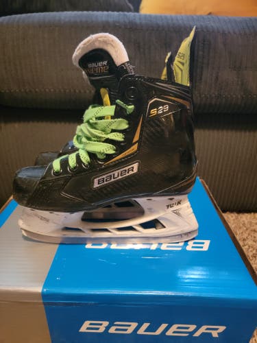 Used Bauer Supreme S29 Hockey Skates Regular Width Size 3.5