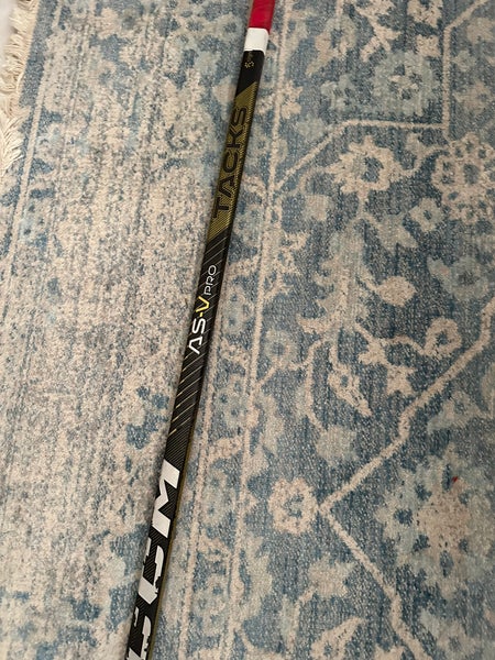 Used Junior CCM Right Handed P28  Super Tacks AS-V Pro Hockey Stick