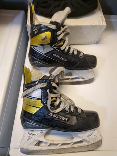 Used Junior Bauer Supreme 3S Hockey Skates Size 3.5