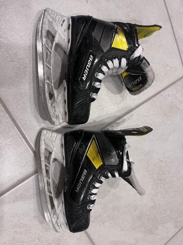 Used Youth Bauer Regular Width 12 Supreme Hockey Skates
