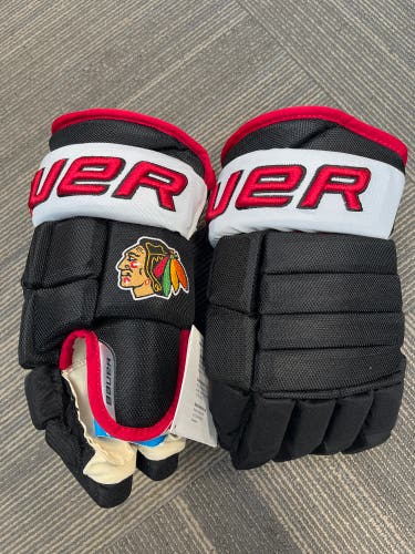 ‘Blackhawks’ Bauer Team Pro Hockey Gloves