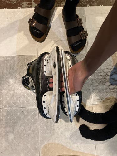New Senior Bauer Regular Width  8.5 Supreme 3S Hockey Skates