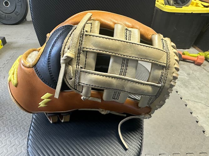 Used 2023 Infield 11.75" Japan select Baseball Glove