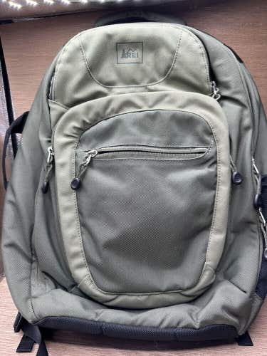 REI BACKPACK Green Travel School Day Pack Laptop 14 compartments
