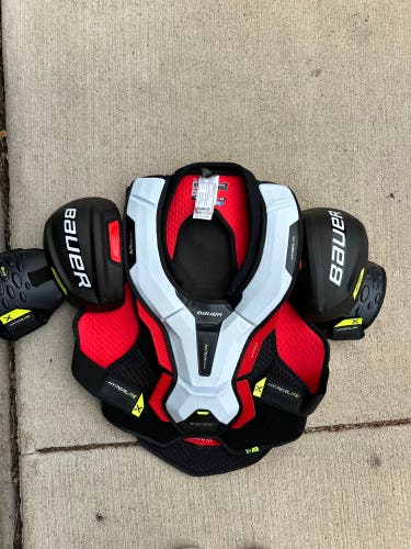 | NEW | Bauer Vapor Hyperlite Shoulder Pads