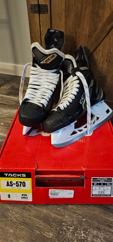 Hardly Used Senior CCM Tacks AS-570 Hockey Skates size 9 wide