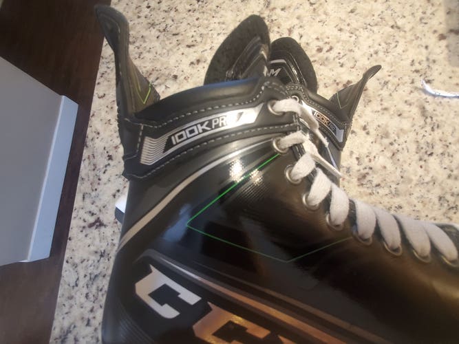 Like NEW! CCM Ribcor 100KPro skates size 8.5 *Excellent condition*