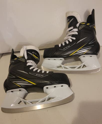 Junior CCM Tacks 2092 Hockey Skates Size 2