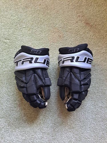 Used LA Kings True Catalyst 9X Gloves 13.5 in Pro Stock