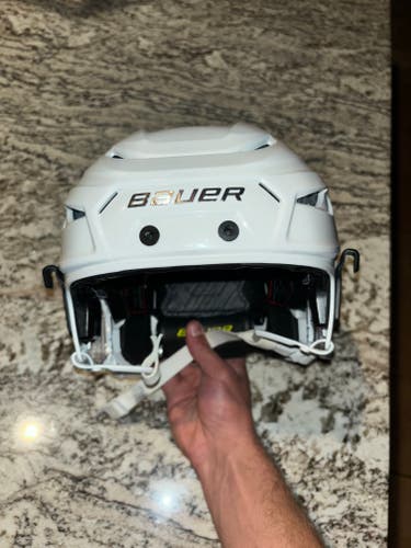 Used Medium Bauer Hyperlite 2 Helmet