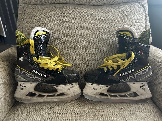 Used Junior Bauer Regular Width  Size 2.5 Vapor 3X Hockey Skates