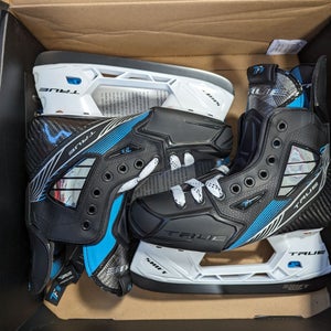 New Junior True Regular Width  Size 2.5 TF9 Hockey Skates